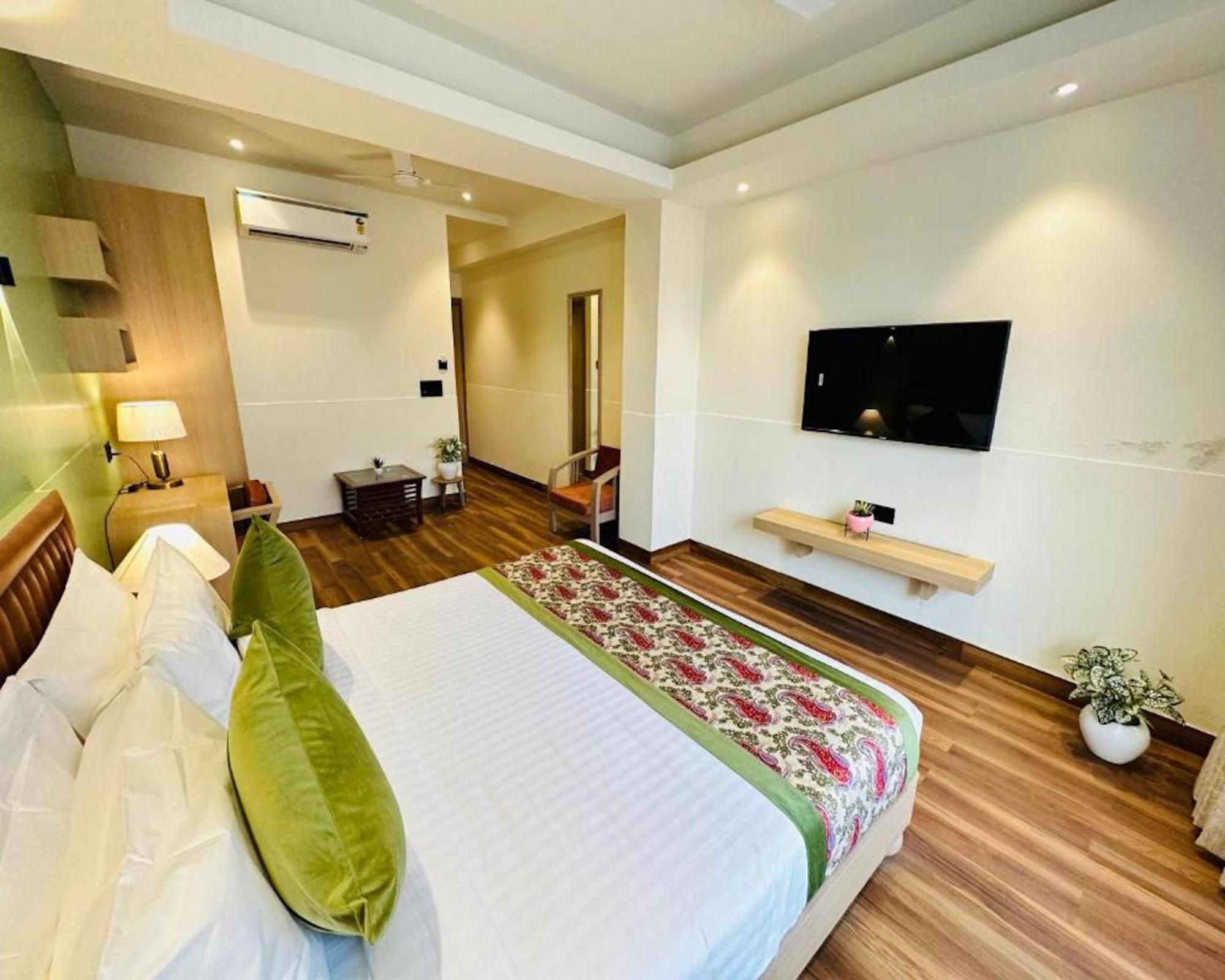Crown Hotel Agra Near Taj Mahal Dış mekan fotoğraf