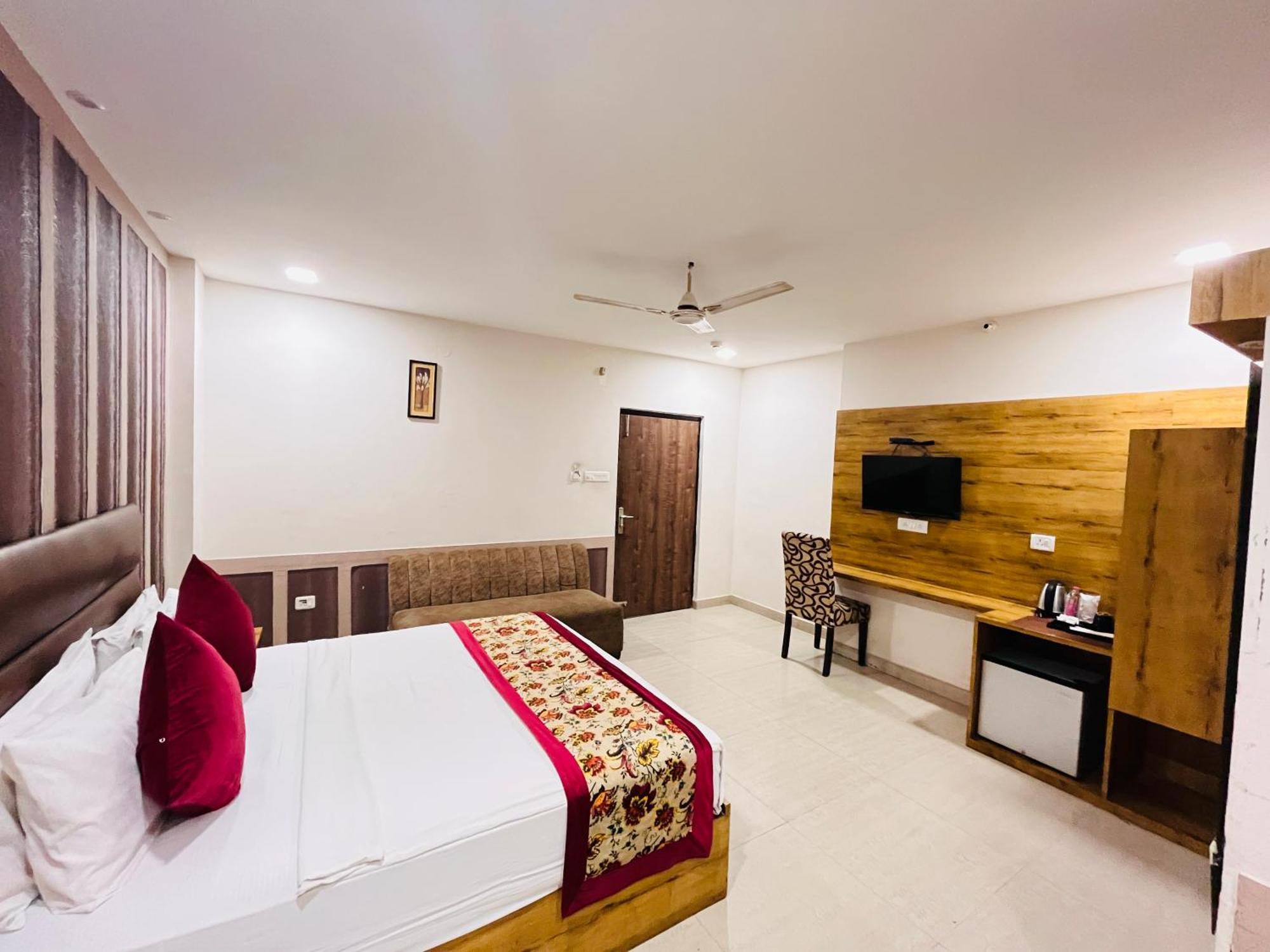 Crown Hotel Agra Near Taj Mahal Dış mekan fotoğraf