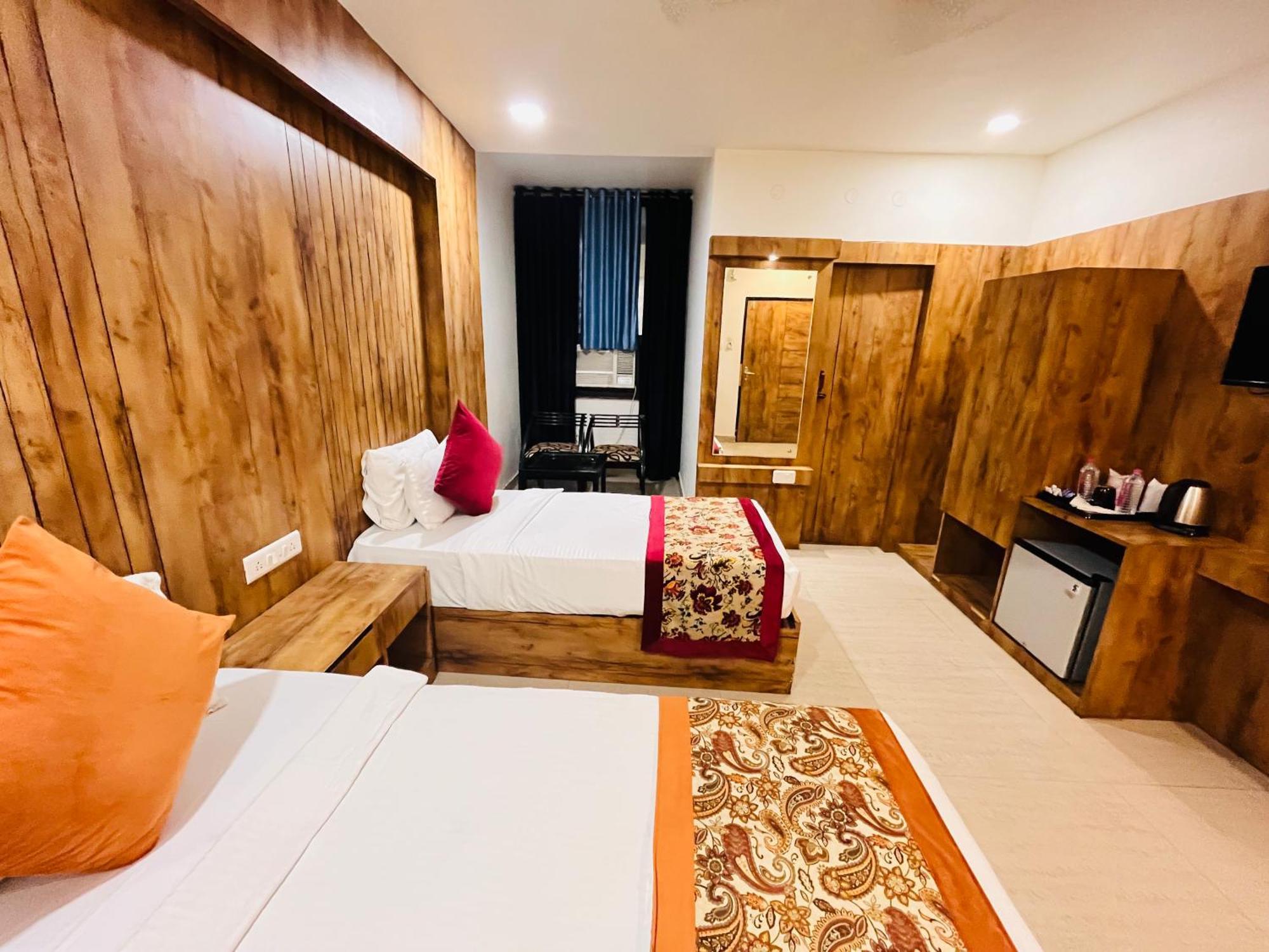 Crown Hotel Agra Near Taj Mahal Dış mekan fotoğraf