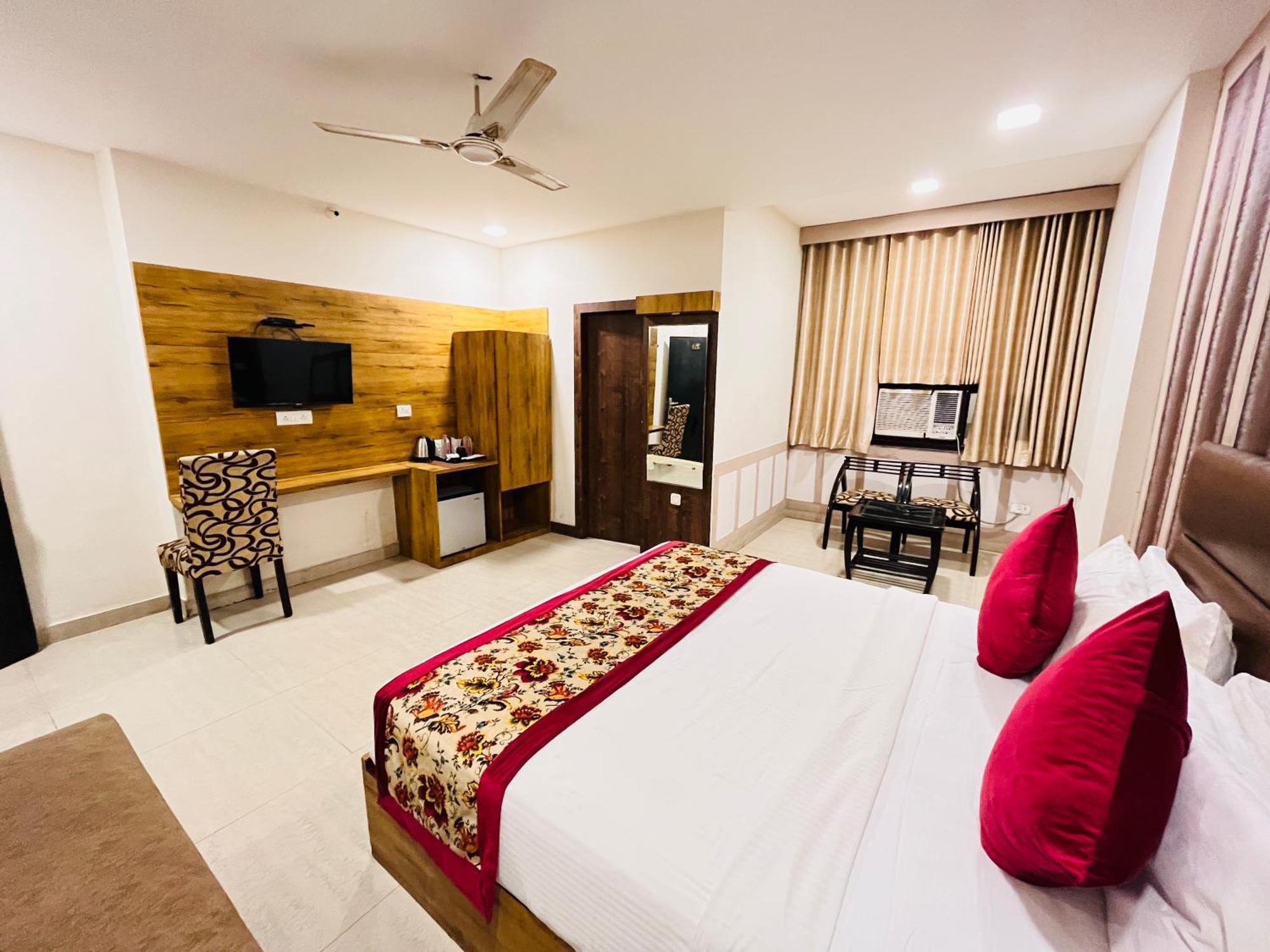 Crown Hotel Agra Near Taj Mahal Dış mekan fotoğraf