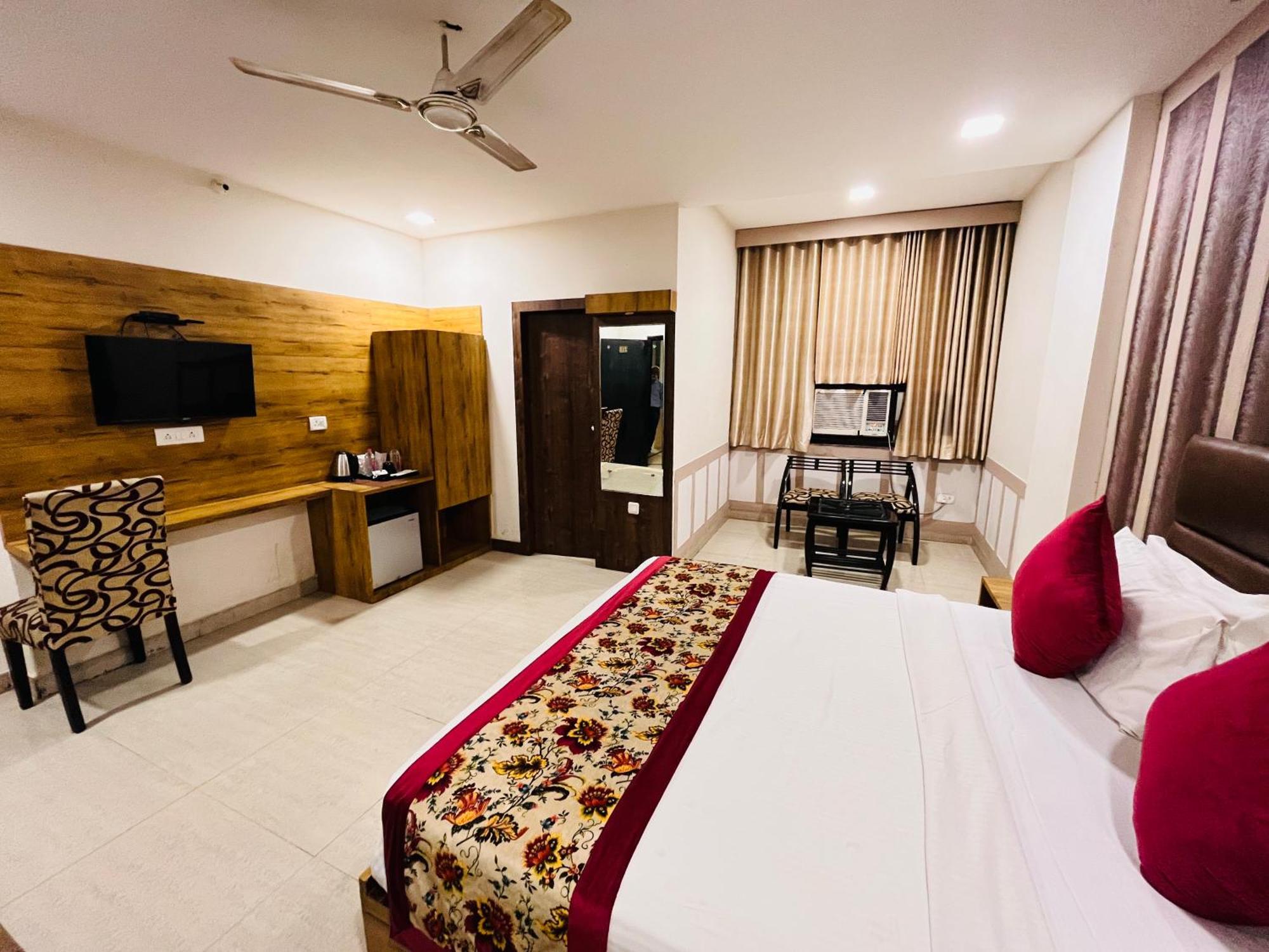 Crown Hotel Agra Near Taj Mahal Dış mekan fotoğraf