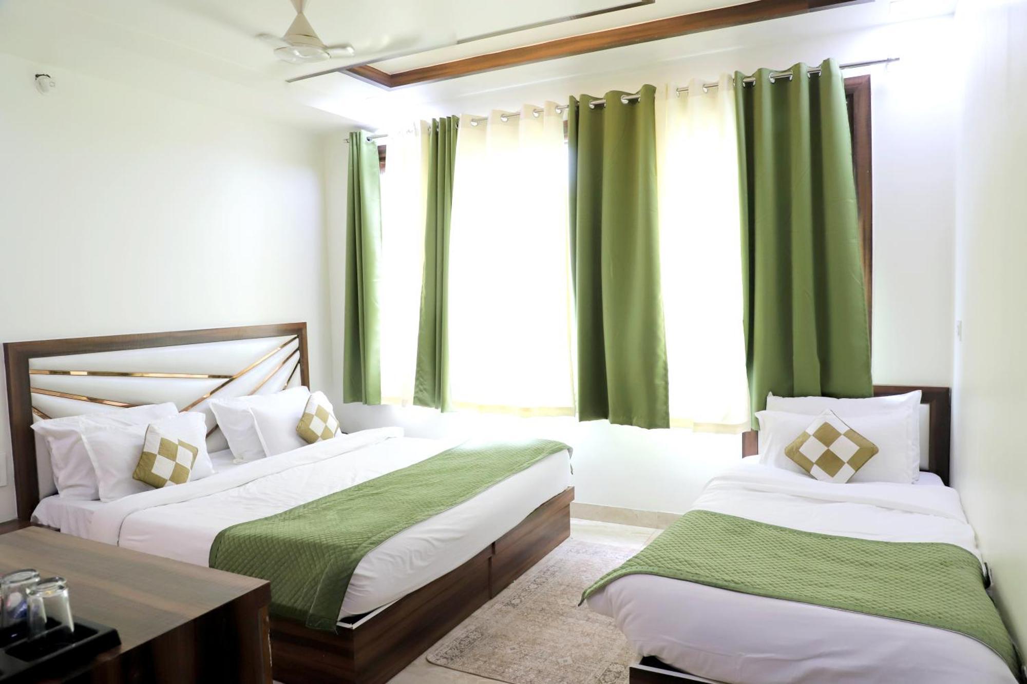 Crown Hotel Agra Near Taj Mahal Dış mekan fotoğraf