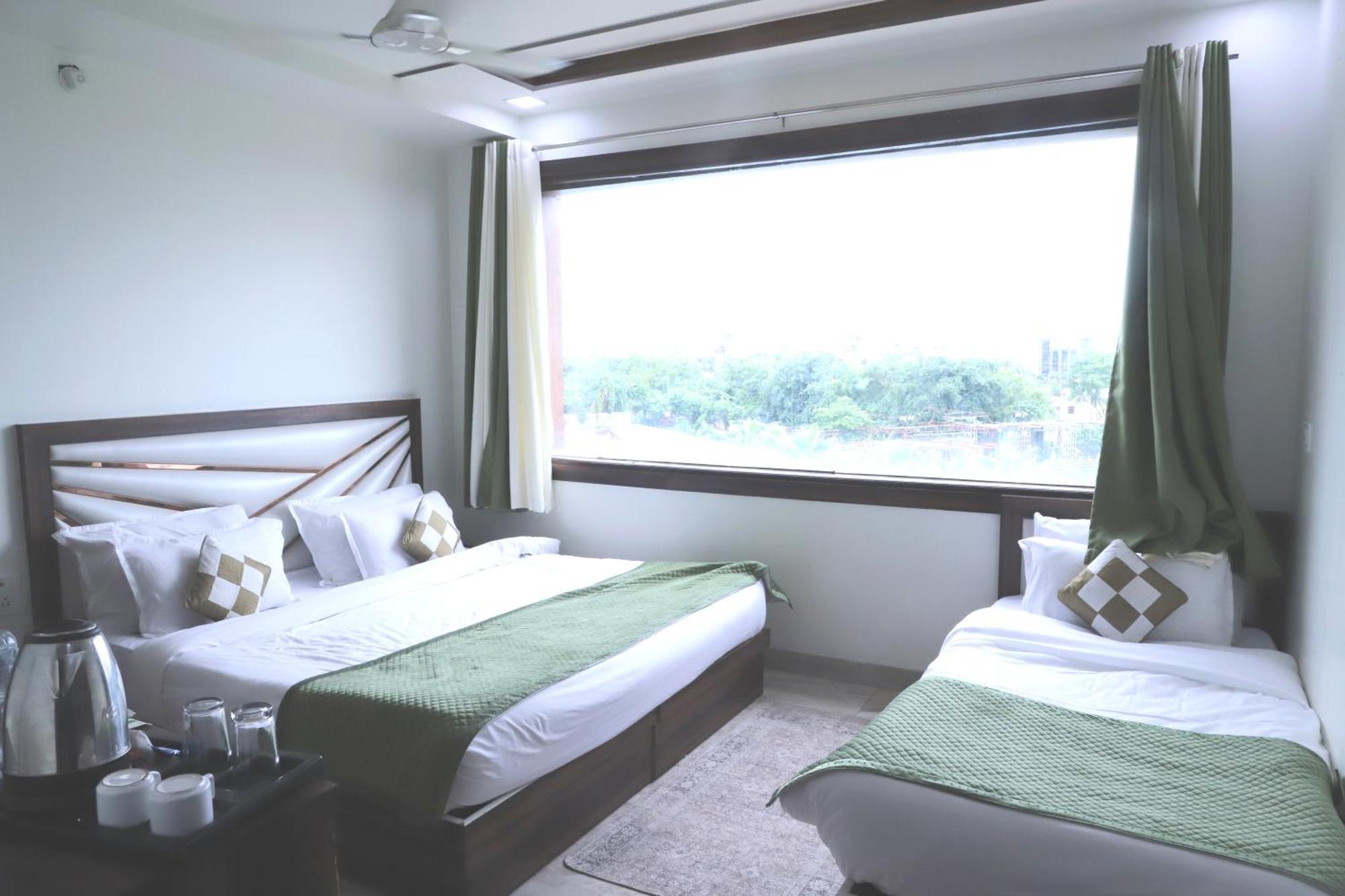 Crown Hotel Agra Near Taj Mahal Dış mekan fotoğraf