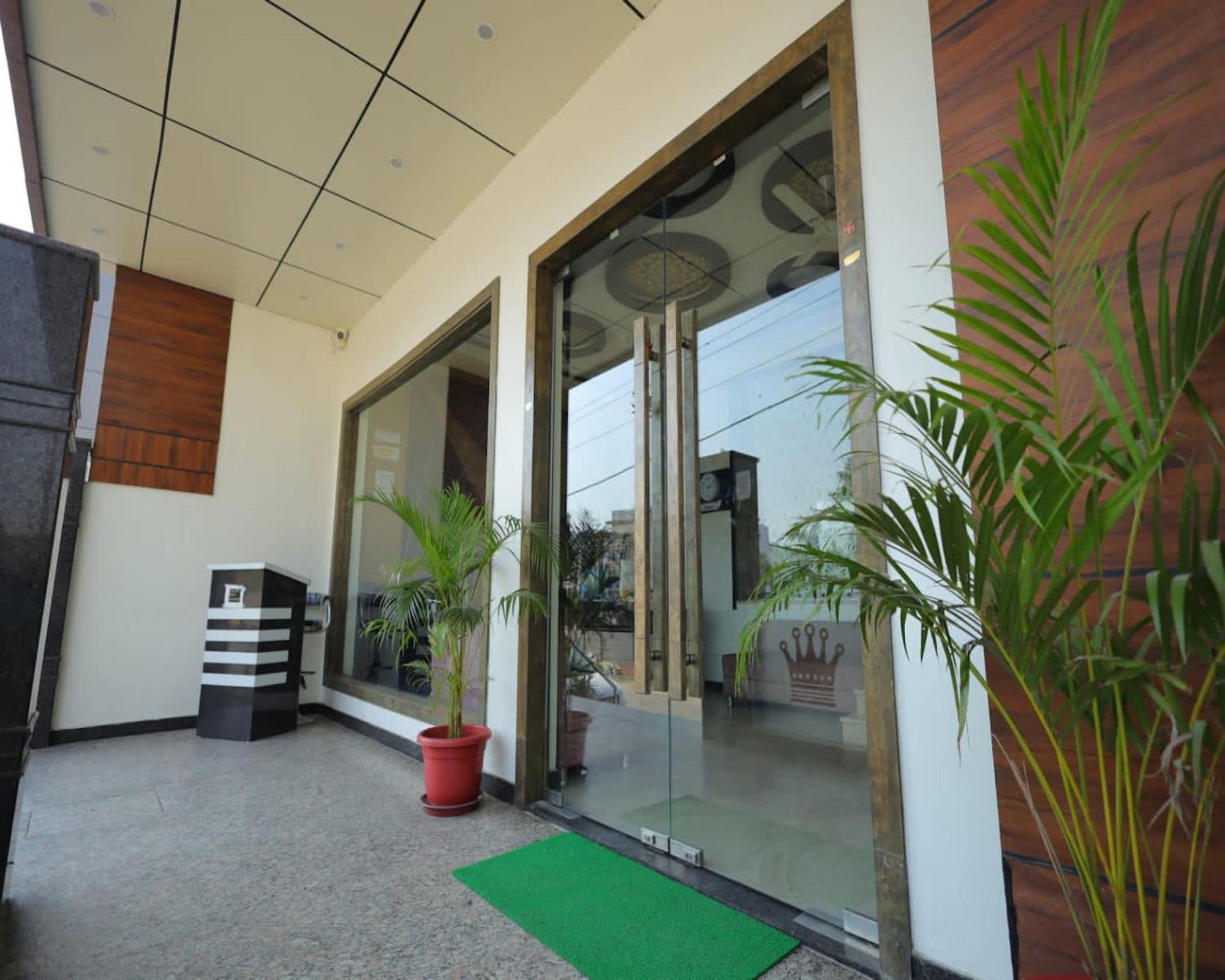 Crown Hotel Agra Near Taj Mahal Dış mekan fotoğraf