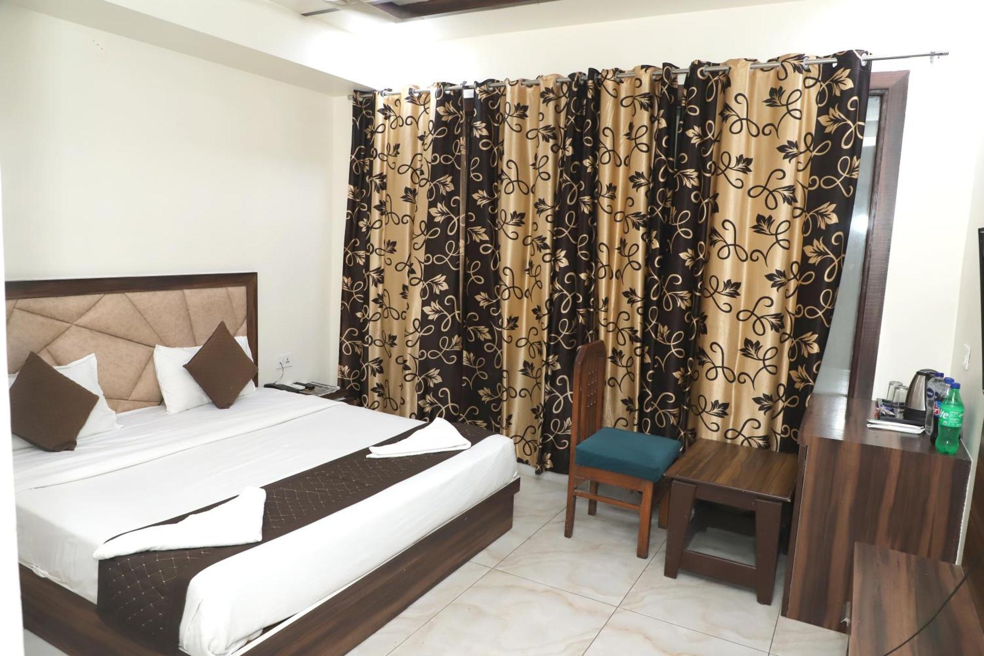 Crown Hotel Agra Near Taj Mahal Dış mekan fotoğraf
