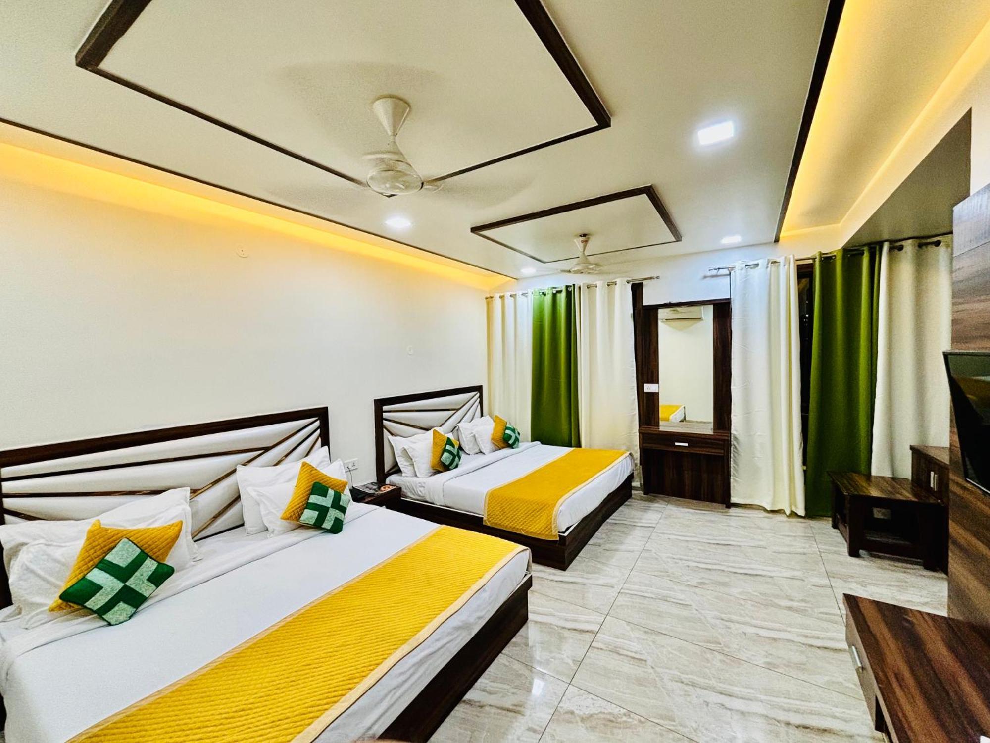 Crown Hotel Agra Near Taj Mahal Dış mekan fotoğraf